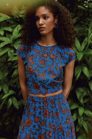 Tammy Organic Top in Blue Bold Capri Print