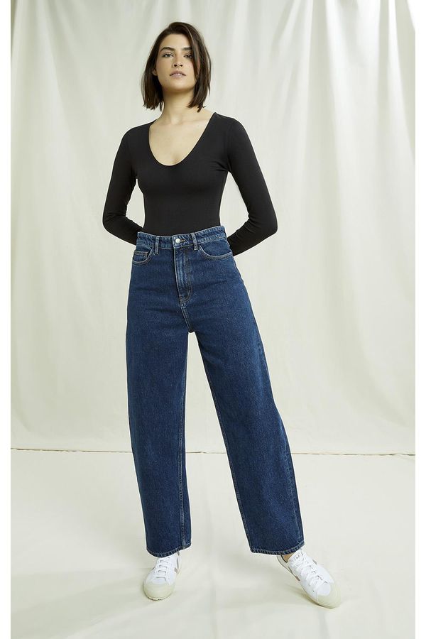 image of Enora Barrel Leg Jeans in Blue