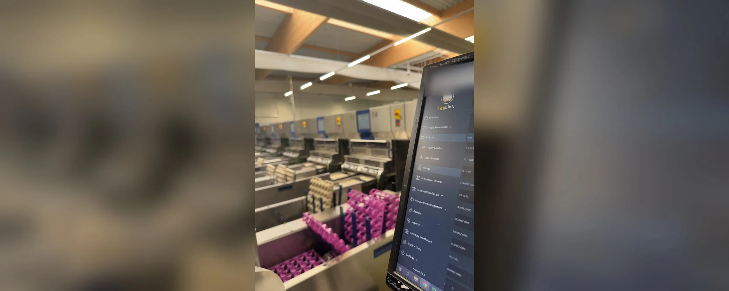 Het EggLink-menu met Track / Trace op een scherm naast een rij eiersorteermachines