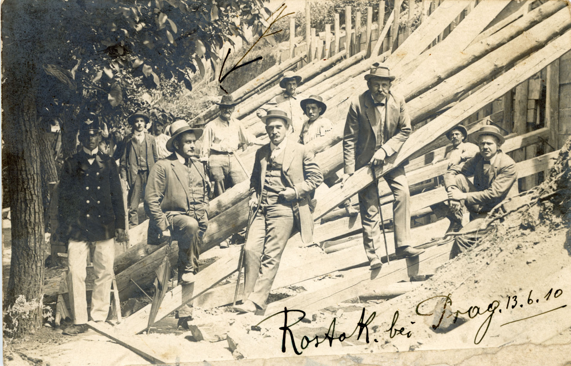 PIETRO CONCINA INSIEME AD ALTRI LAVORATORI