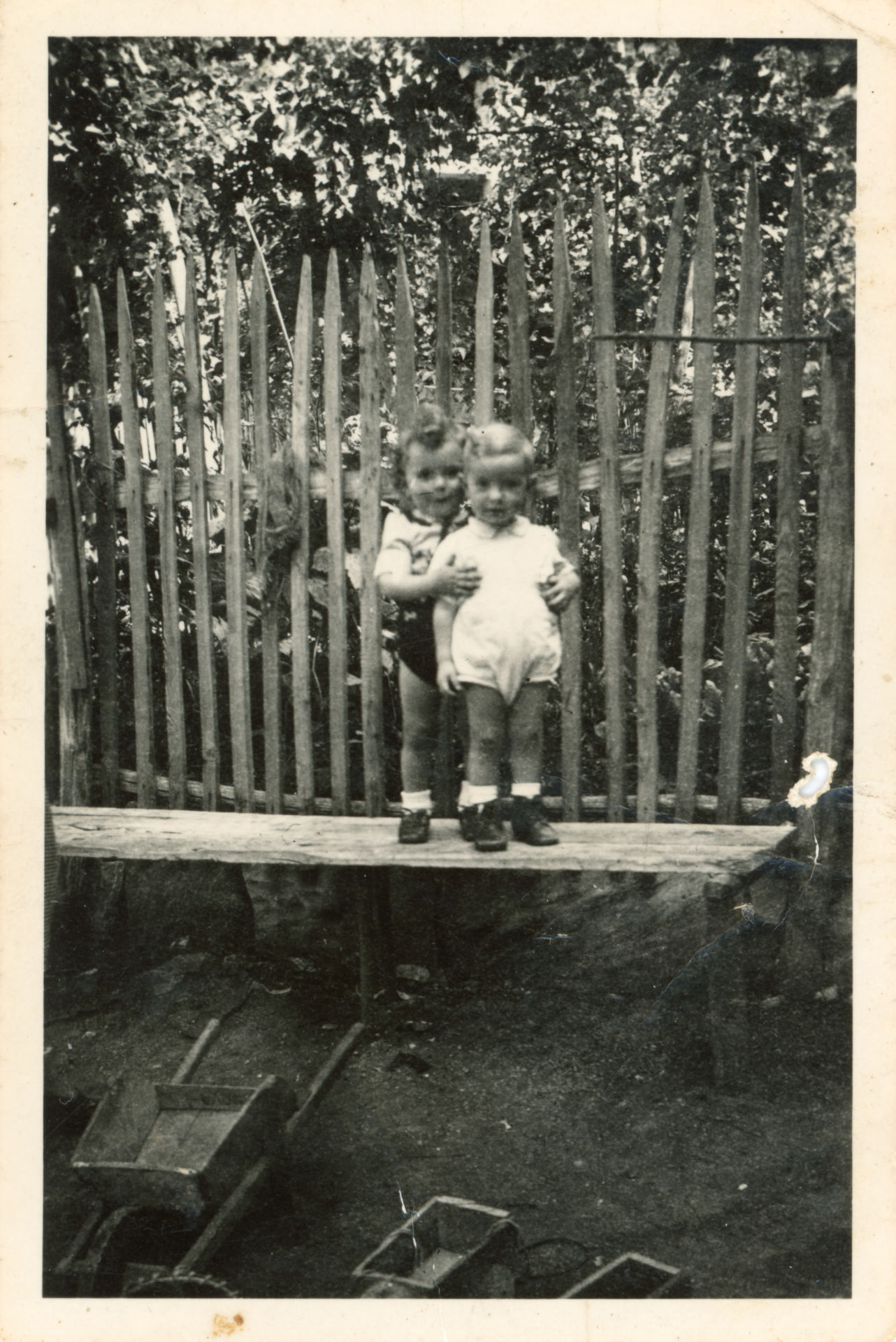 Fratello e sorella vestiti a festa