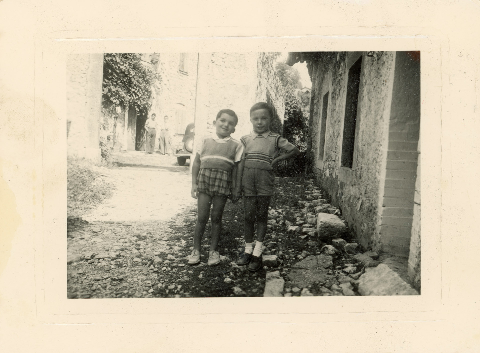 Due bambini nel cortile "Bilits"