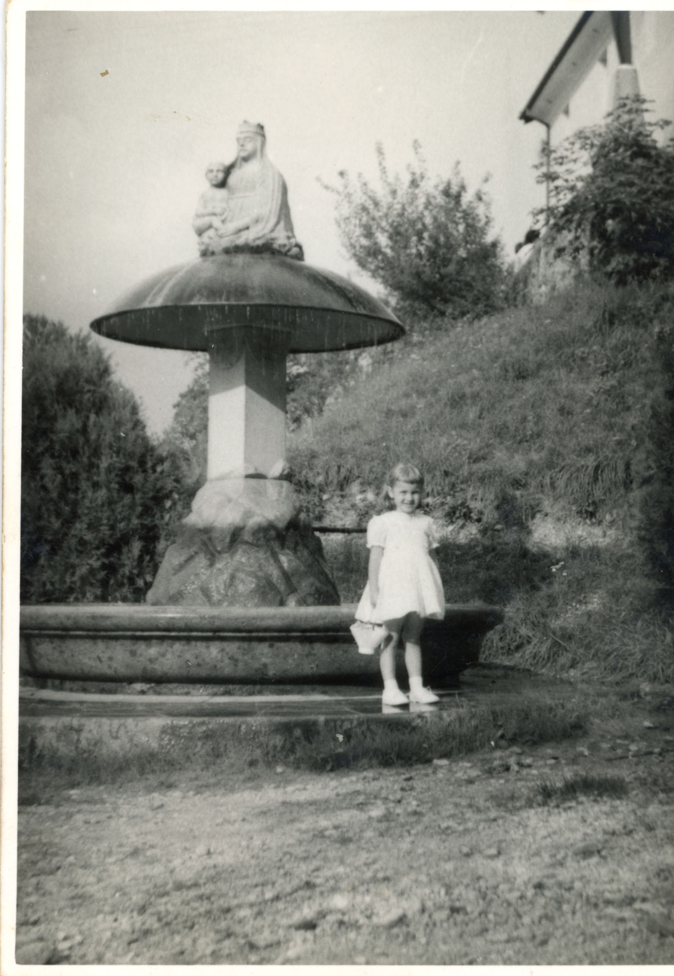 Bambina vicino ad una fontana