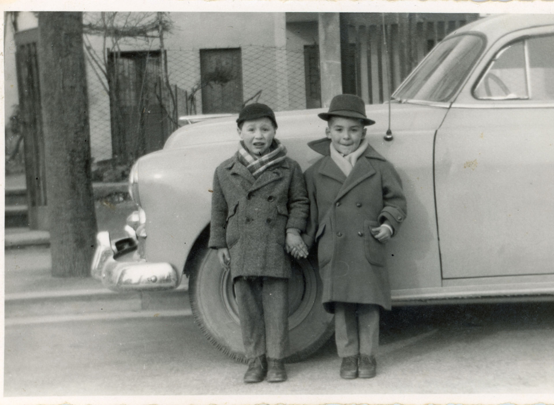 Due bambini si tengono per mano