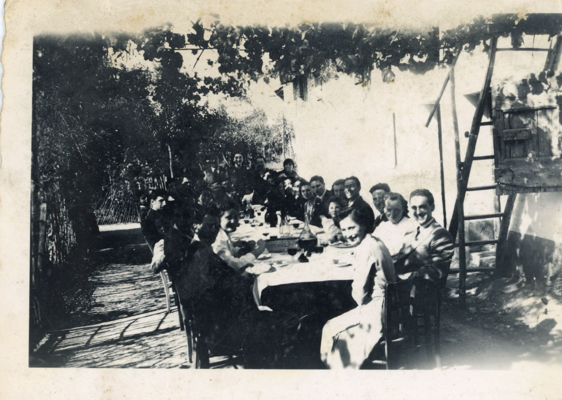 Pranzo di famiglia sotto il vigneto