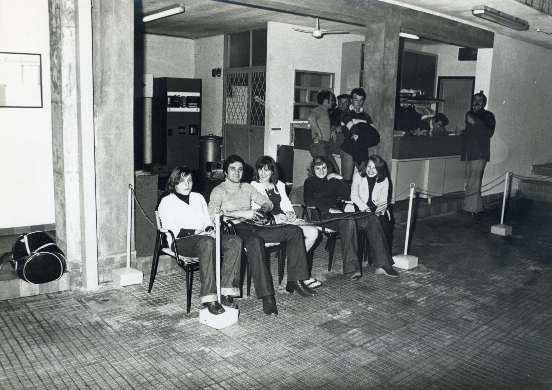 Giovani sorridenti all’ingresso della piscina