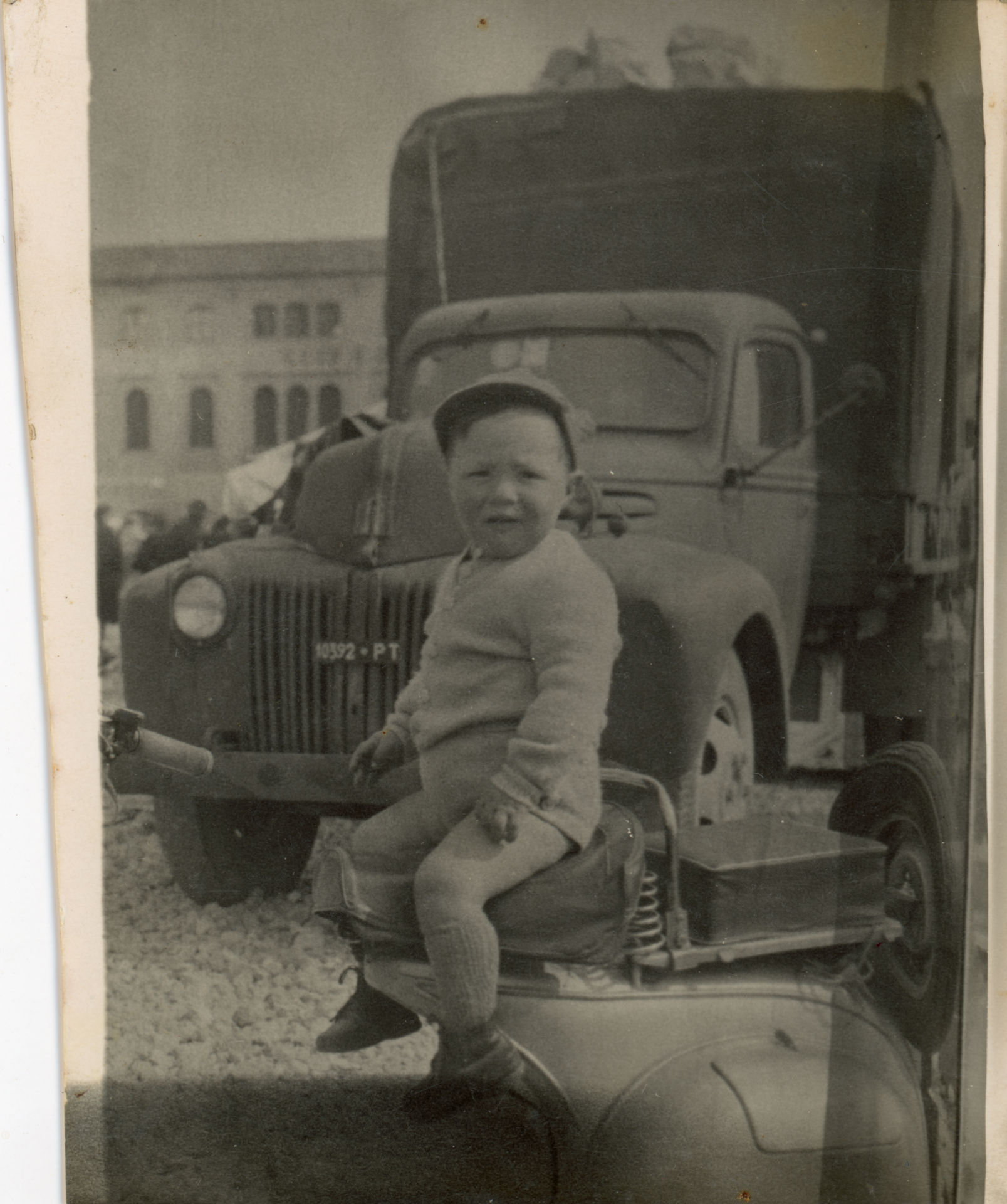 Bambino sopra un motoveicolo