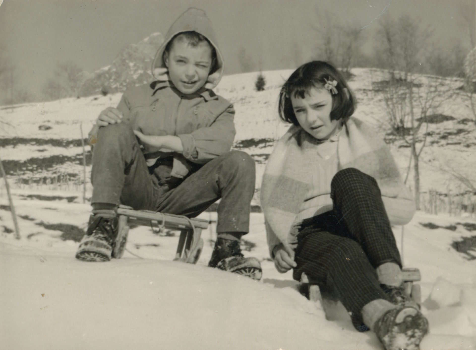 Fratello e sorella sulla neve