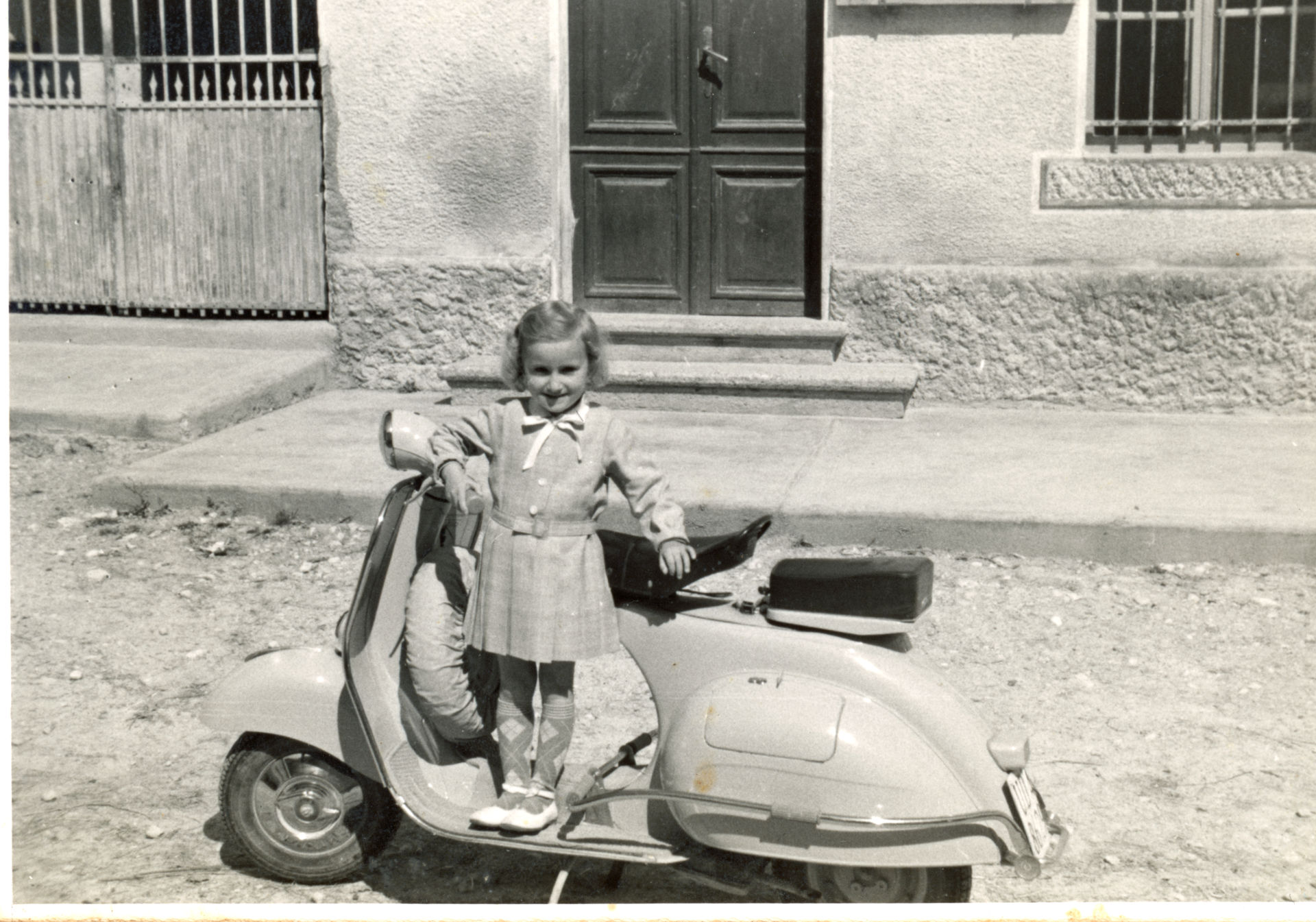 Bambina sopra una Vespa