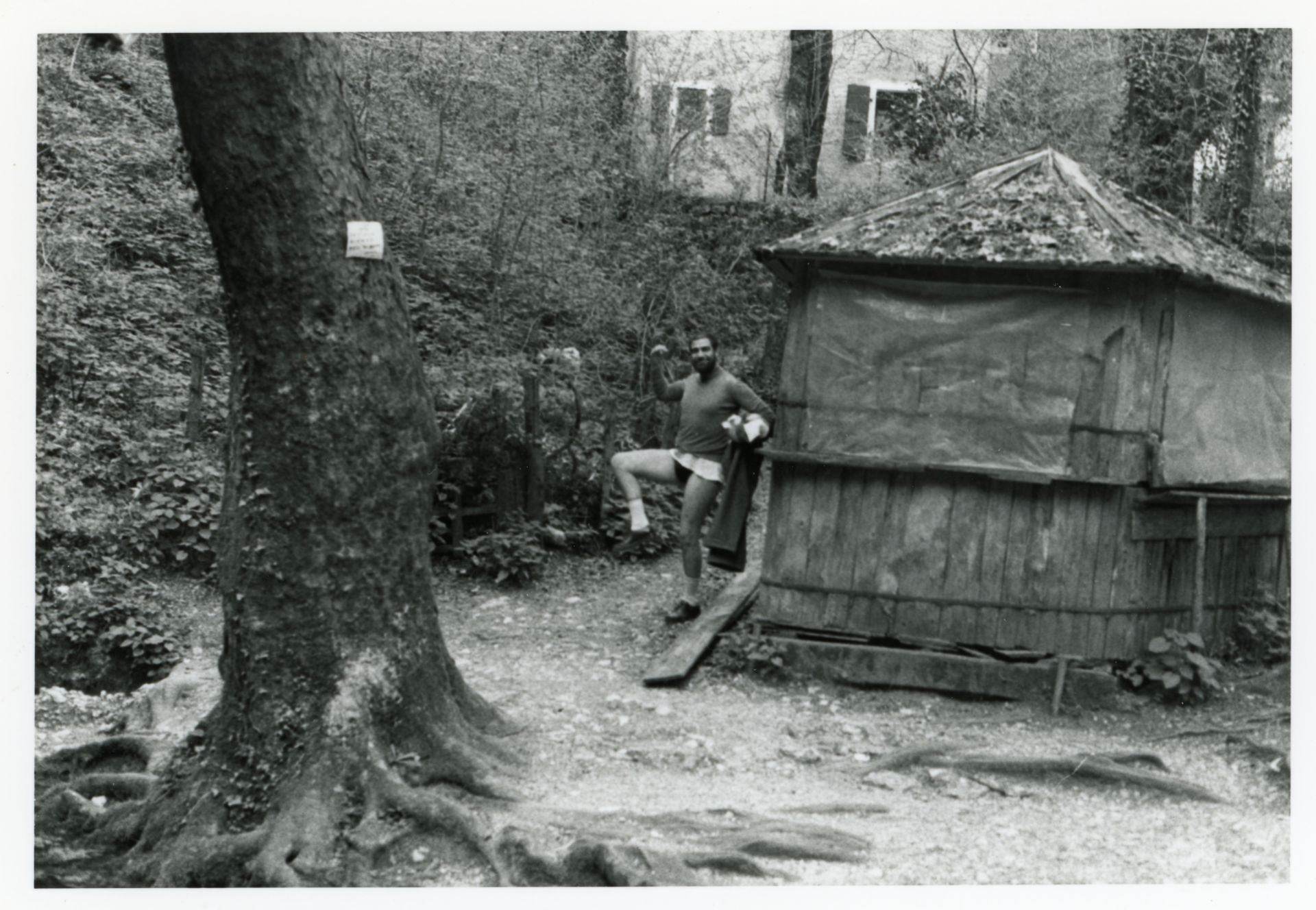 "Sub" esce svestito da una baracca