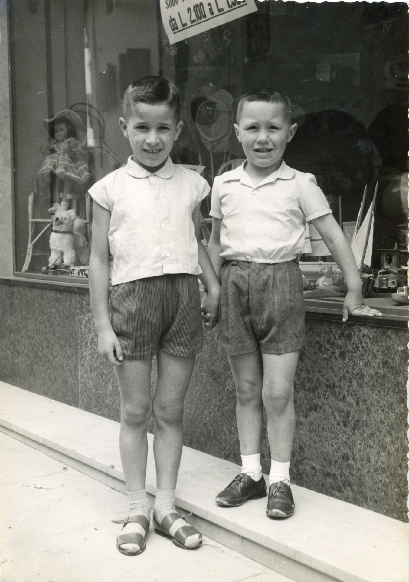 Due bambini in calzoncini