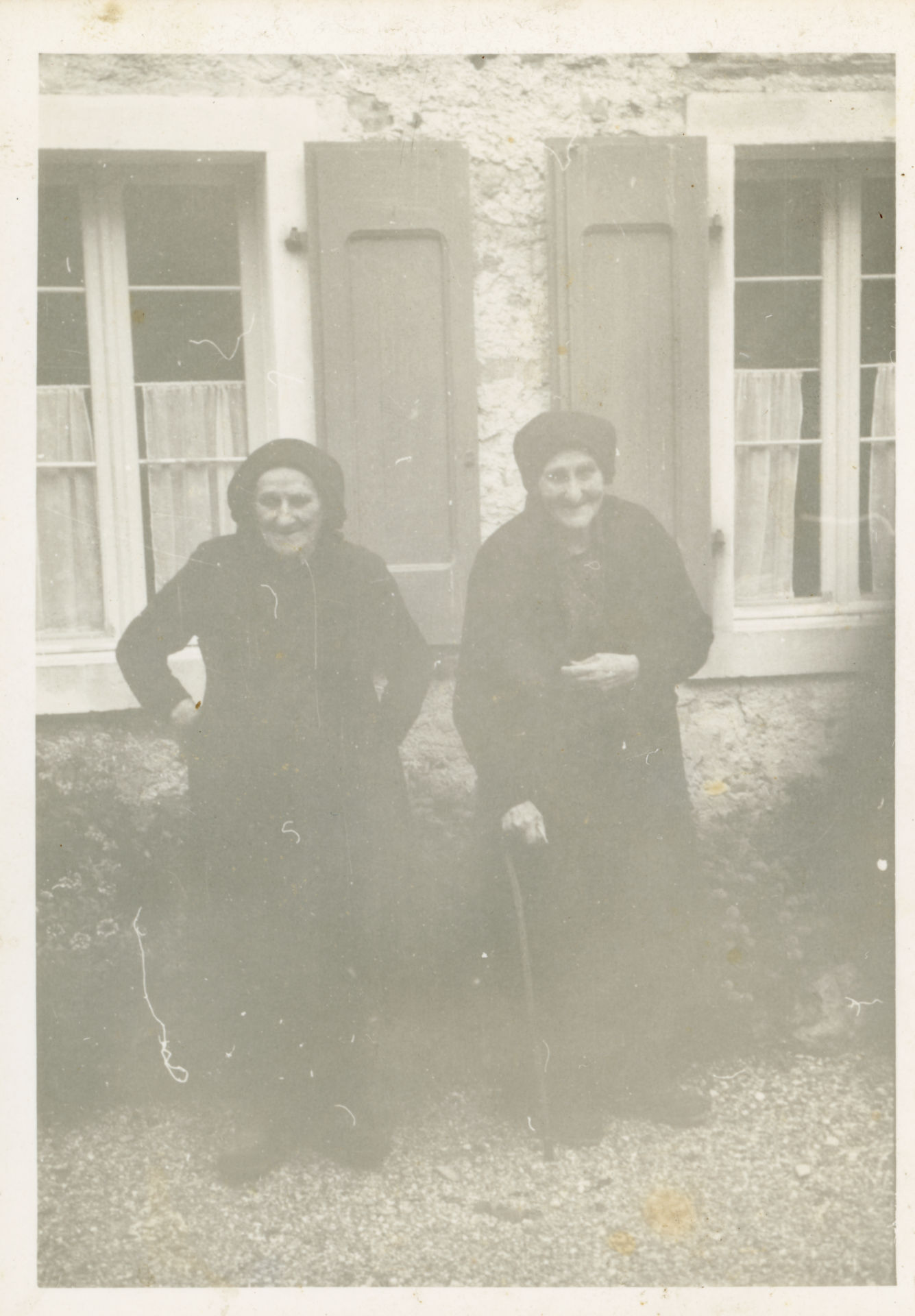 Sorelle in abiti andreani