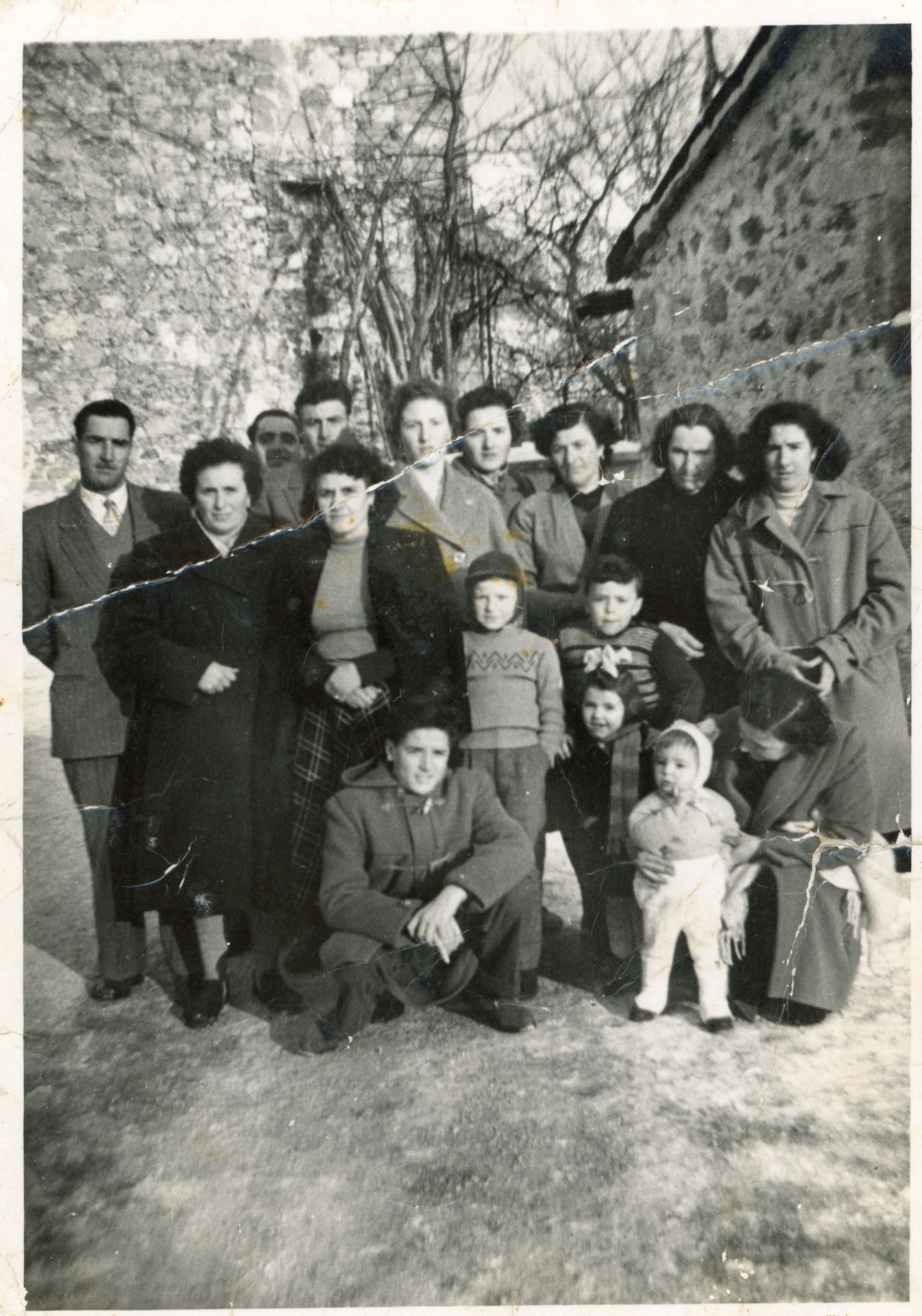 Gruppo famigliare in cortile
