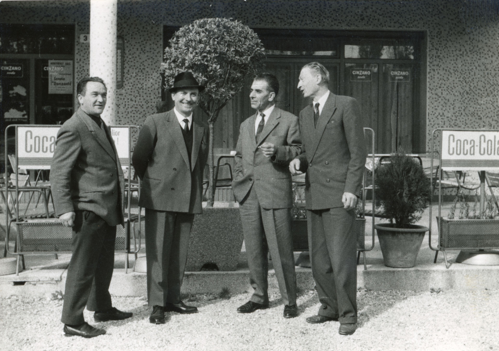 Quattro signori che parlano