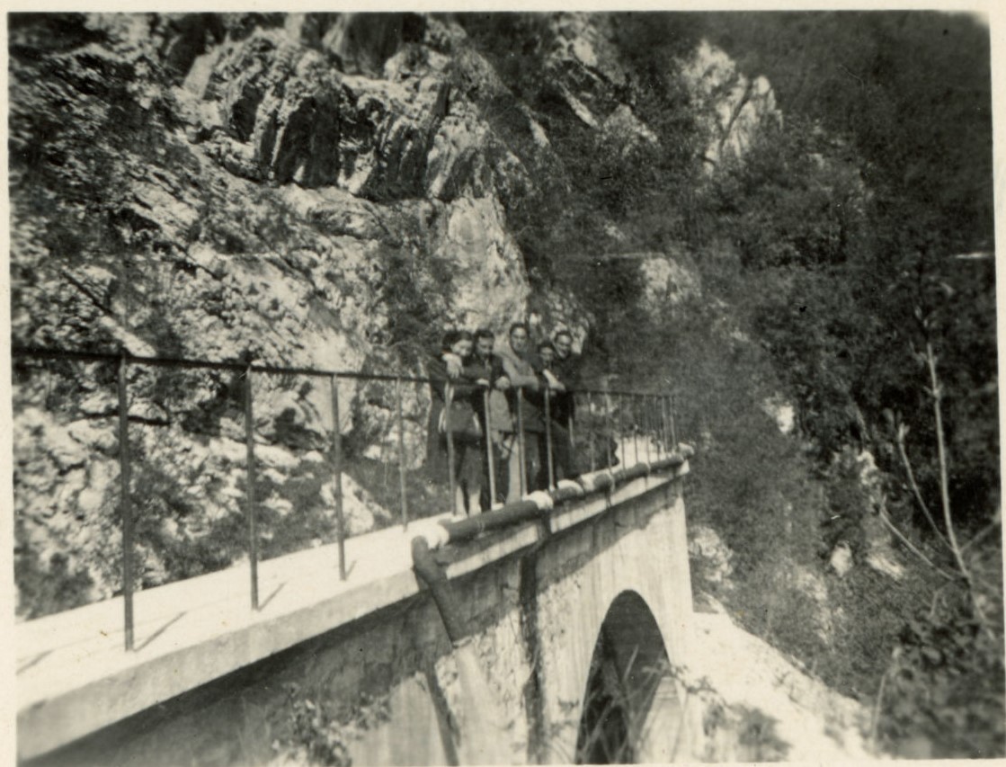 Gruppo di ragazzi in montagna