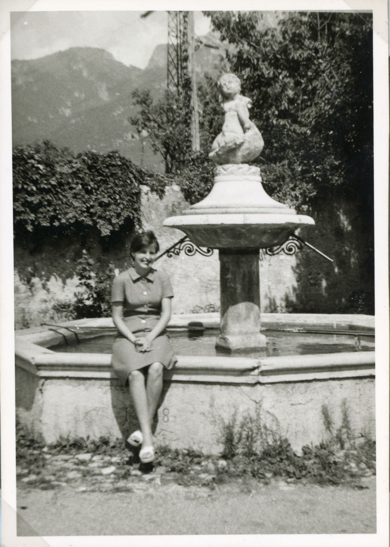 Seduta sulla fontana