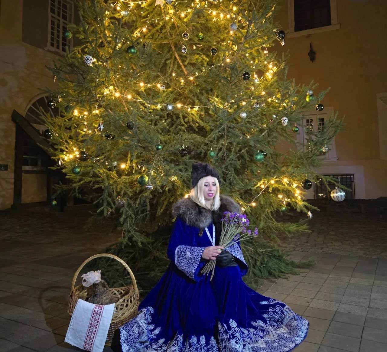 Вечірня екскурсія Ужгородським замком з дегустацією торта з гідесою Алісою. Легенди, плітки, історії - фото Вечірня екскурсія Ужгородським замком з дегустацією торта з гідесою Алісою. Легенди, плітки, історії - фото