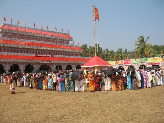 Devotees_in_queues_to_enter_the_Annakshetra