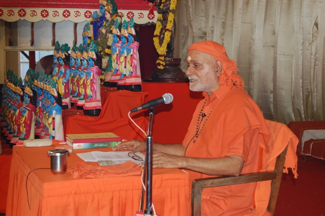 Poojya_Swamiji_during_one_of_the_discourses