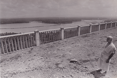 Swamiji-at-the-Temple-Wall