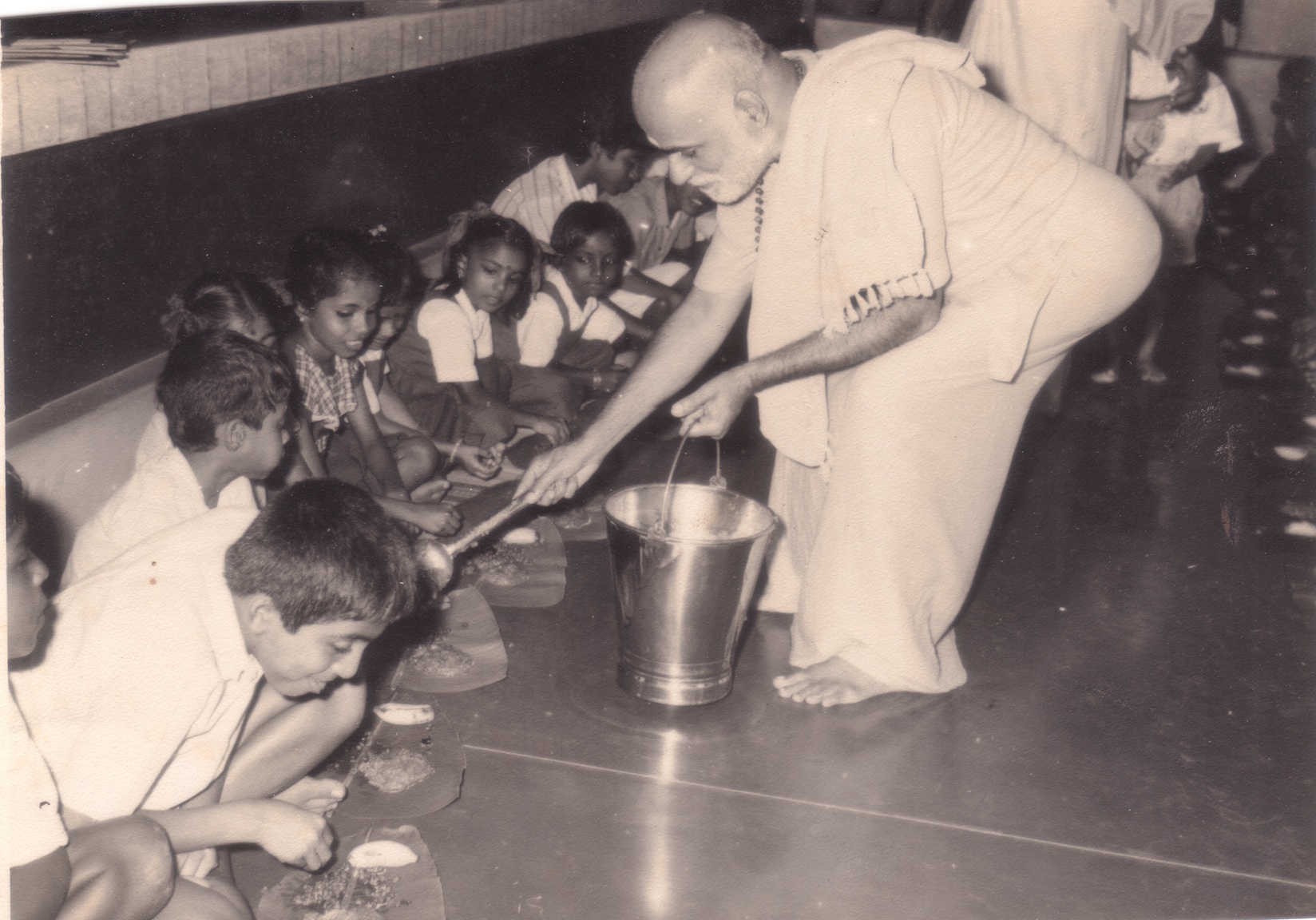 Swamiji_children_ak_sm