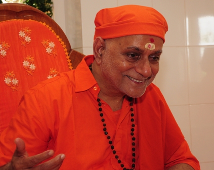 Swamiji_on_Singhasan