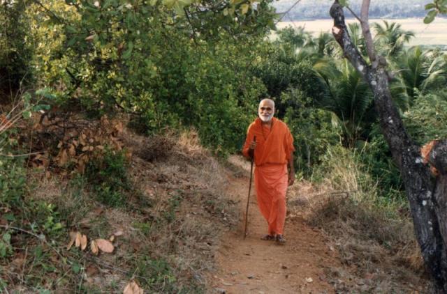 swamiji_on20pgirihill