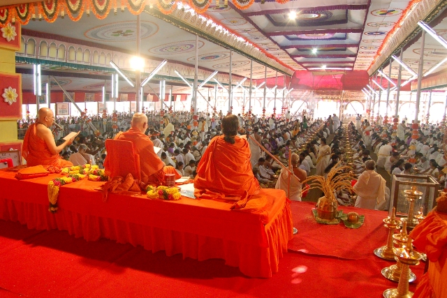 Swamijis_conducting_the_Vishnusahasranaama_Mahayajna