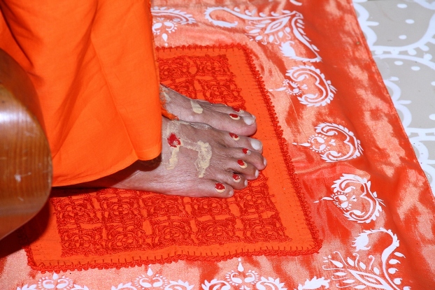 11_GP2012_The_Holy_Lotus_Feet_decorated_with_chandan_kumkum