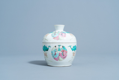 Un bol couvert en porcelaine de Chine famille rose &agrave; d&eacute;cor de symboles de bon augure et figures, marque et &eacute;poque de Tongzhi