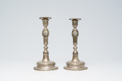 Paire de bougeoirs Louis XVI en argent &agrave; d&eacute;cor floral, Bruxelles, dat&eacute; (17)90