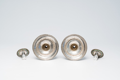 Paire de bougeoirs Louis XVI en argent &agrave; d&eacute;cor floral, Bruxelles, dat&eacute; (17)90
