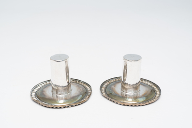 Paire de bougeoirs Louis XVI en argent &agrave; d&eacute;cor floral, Bruxelles, dat&eacute; (17)90