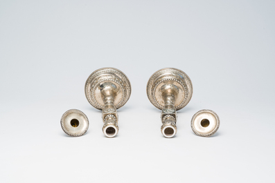 Paire de bougeoirs Louis XVI en argent &agrave; d&eacute;cor floral, Bruxelles, dat&eacute; (17)90