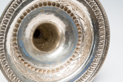 Paire de bougeoirs Louis XVI en argent &agrave; d&eacute;cor floral, Bruxelles, dat&eacute; (17)90