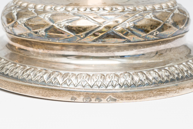 Paire de bougeoirs Louis XVI en argent &agrave; d&eacute;cor floral, Bruxelles, dat&eacute; (17)90