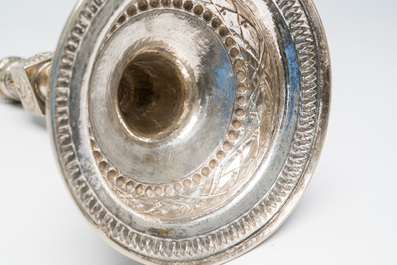 Paire de bougeoirs Louis XVI en argent &agrave; d&eacute;cor floral, Bruxelles, dat&eacute; (17)90