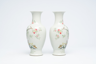 Une paire de vases en porcelaine de Chine famille rose &agrave; d&eacute;cor floral, marque de Guangxu, R&eacute;publique, 20&egrave;me si&egrave;cle