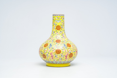 Un vase de forme bouteille en porcelaine de Chine &agrave; d&eacute;cor de chauves-souris, p&ecirc;ches et symboles Shou sur un fond jaune, 19&egrave;me/20&egrave;me si&egrave;cle