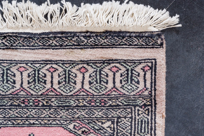 Zes diverse Perzisch tapijten met geometrisch decor, voornamelijk Kashmir, wol op katoen, 20ste eeuw