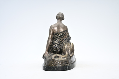 Louis Rich&eacute; (1877-1949): Dame met haar windhond, gepatineerd brons op een vert de mer marmeren basis