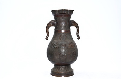 Een grote Japanse bronzen vaas met handgrepen in de vorm van olifantenkoppen voor de Chinese markt, Xuande merk, Meiji, 19de eeuw