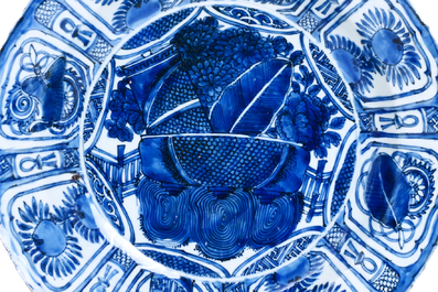 Plat en porcelaine de Chine bleu et blanc dite 'kraak' &agrave; d&eacute;cor de panier de fleurs et une paire d'assiettes &agrave; d&eacute;cor floral, Wanli et Yongzheng