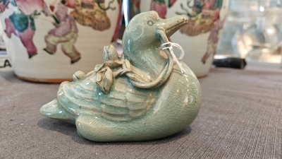 Een Koreaanse Goryeo celadon waterdruppelaar in de vorm van een eend, Joseon, 19de eeuw