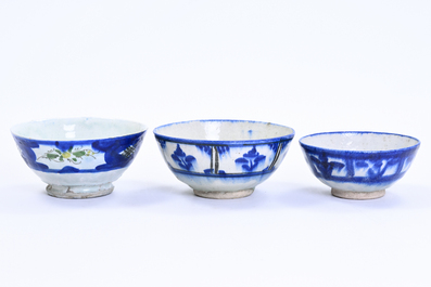Quinze assiettes et bols en c&eacute;ramique islamique bleu et blanc &agrave; d&eacute;cor floral, la Perse et/ou Afrique du Nord, 19&egrave;me si&egrave;cle