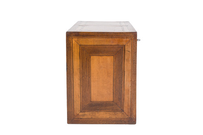 Cabinet de forme rectangulaire en bois marquet&eacute; et incrust&eacute; de bois indig&egrave;nes, Italie, 17&egrave;me si&egrave;cle