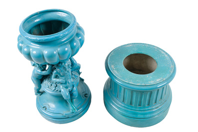 Importante jardini&egrave;re sur support en fa&iuml;ence peinte turquoise, probablement atelier de J&eacute;r&ocirc;me Massier, Vallauris, France, 19&egrave;me/20&egrave;me si&egrave;cle