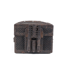 Coffret &agrave; mailles en fer sur int&eacute;rieur en bois, France, 15&egrave;me si&egrave;cle