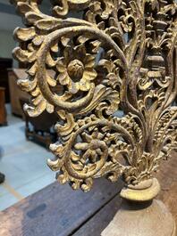 Ornement en forme de palmier dit 'Palmitos' en bois sculpt&eacute; et dor&eacute;, travail Indo-Portugais, 19&egrave;me si&egrave;cle