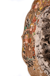 Rare plat en porcelaine Satsuma de Japon figurant un gar&ccedil;on dans un paysage entour&eacute; d'immortels, marque de Seisai-yama, Meiji, 19&egrave;me si&egrave;cle